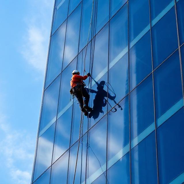Limpieza de vidrios en altura